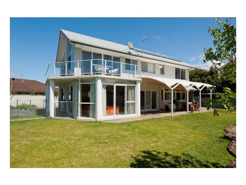 11 Laurina Close, Old Bar NSW 2430