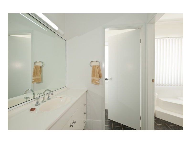 11 Laurina Close, Old Bar NSW 2430