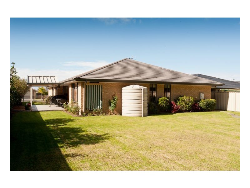 37 Albatross Way, Old Bar NSW 2430