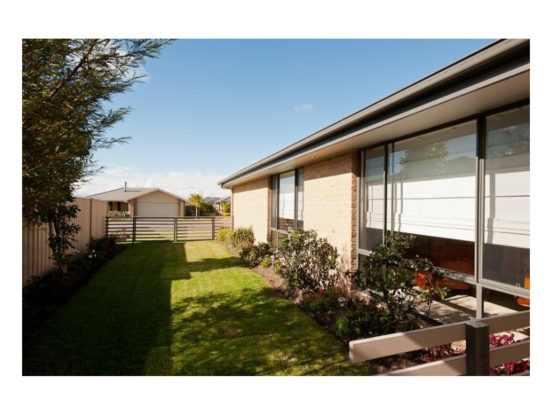 37 Albatross Way, Old Bar NSW 2430