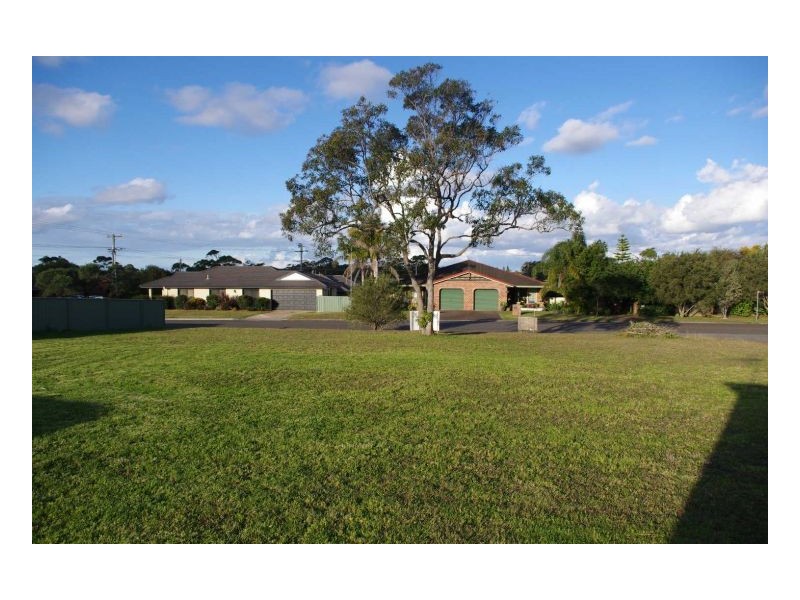 1 Noroy Place, Old Bar NSW 2430