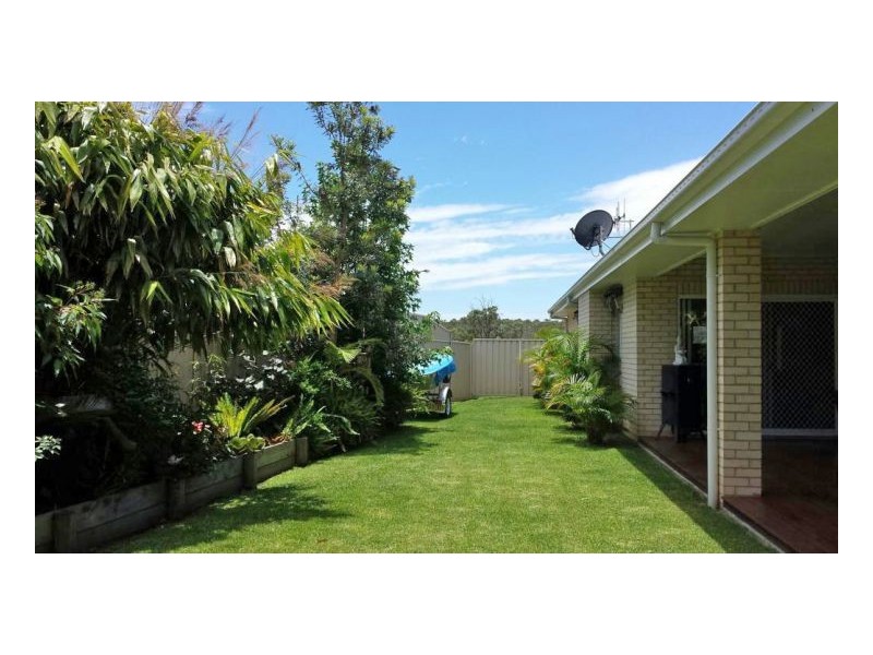 6 Kadungle Close, Wallabi Point NSW 2430