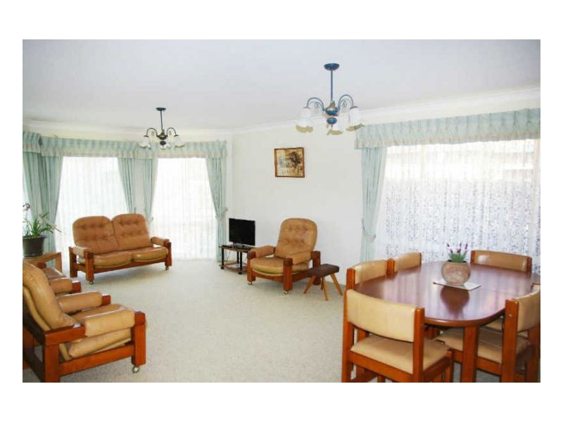 33 Pryor Cr, Old Bar NSW 2430