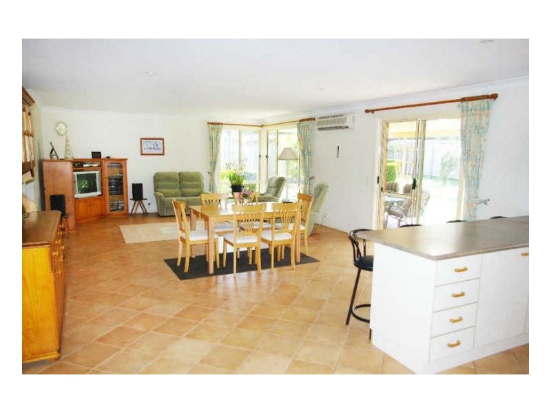 33 Pryor Cr, Old Bar NSW 2430