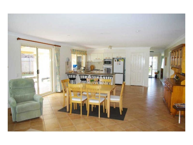 33 Pryor Cr, Old Bar NSW 2430