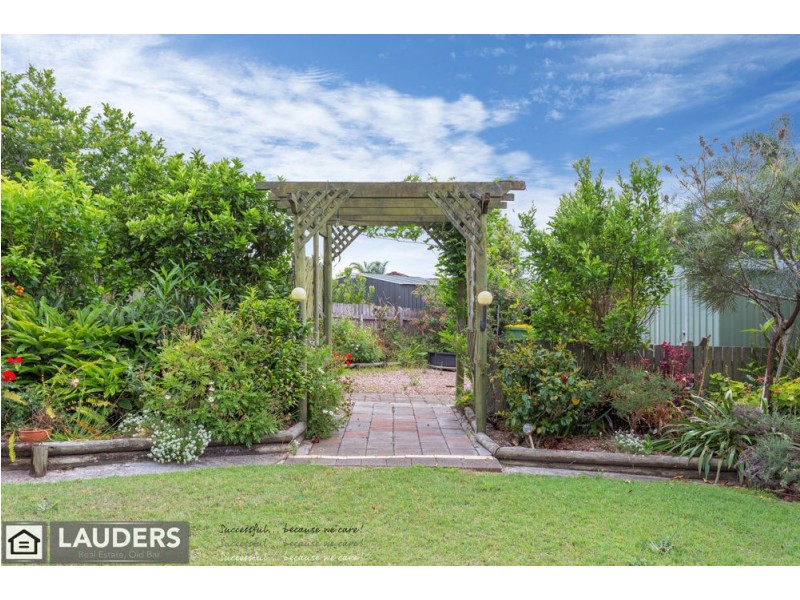 8 Snoewood Street, Old Bar NSW 2430