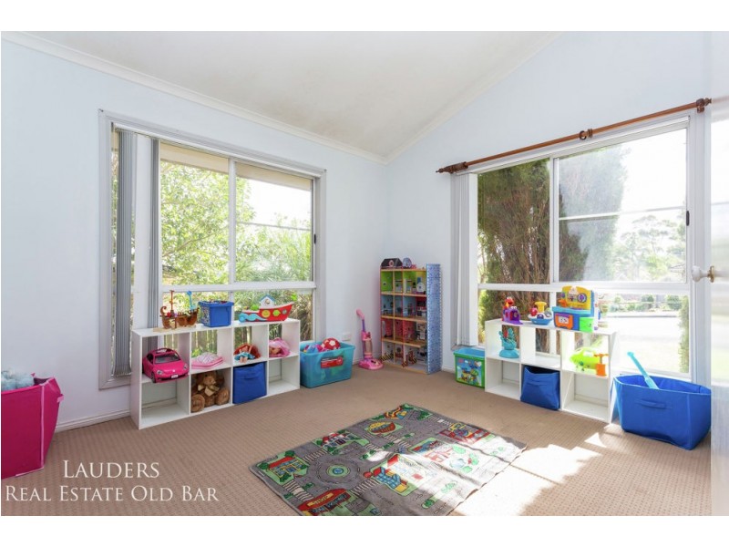 1b Kestrel Avenue, Old Bar NSW 2430