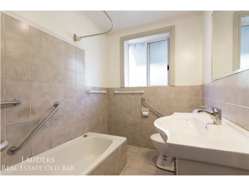 1b Kestrel Avenue, Old Bar NSW 2430