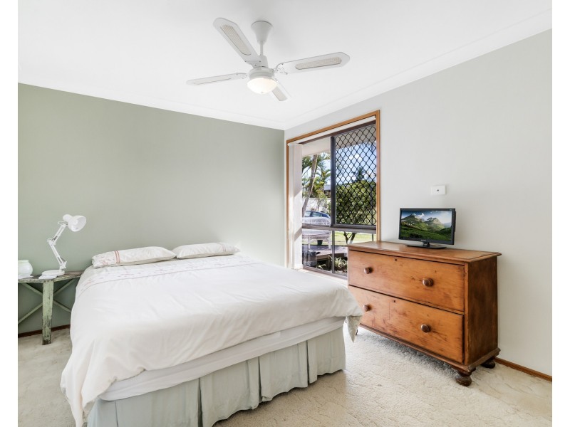 8 Oakland Court, Burleigh Waters QLD 4220