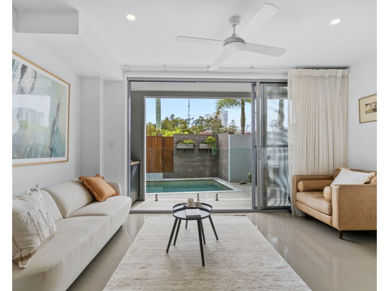 2/30 Coolangatta Road, Coolangatta QLD 4225