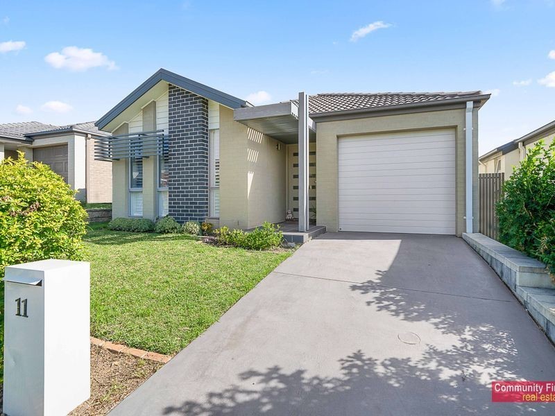 11 Sovereign Circuit, Glenfield NSW 2167
