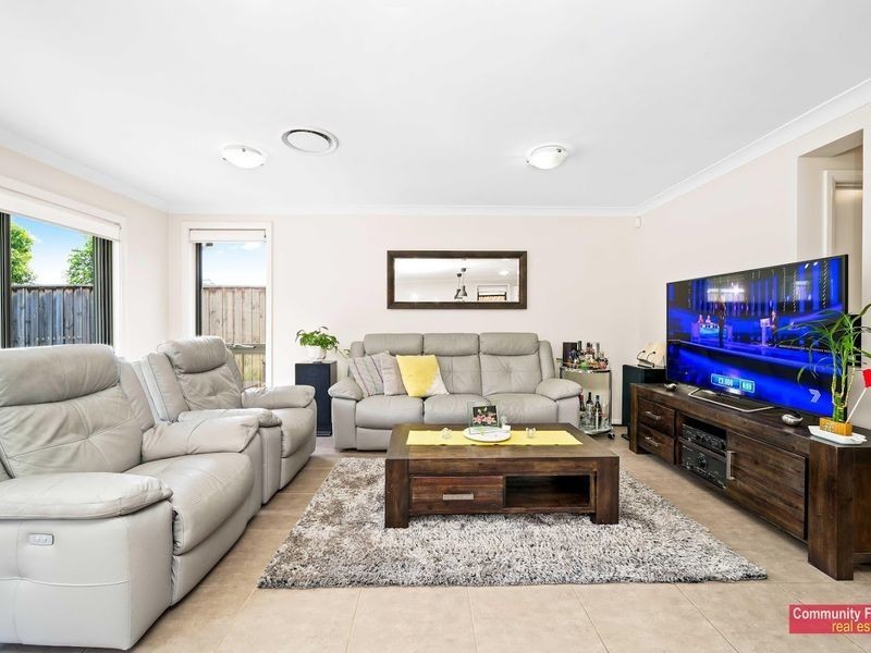 11 Sovereign Circuit, Glenfield NSW 2167