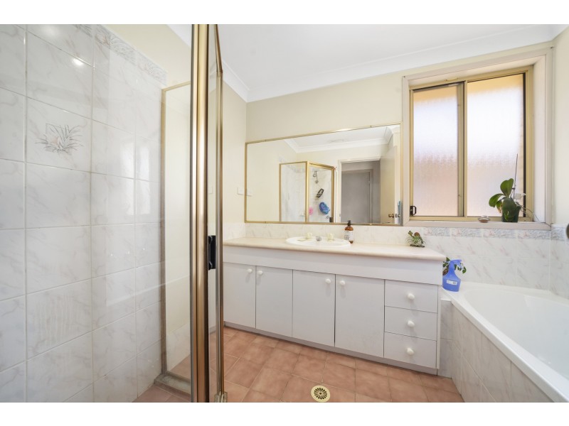 6 Lloyd Place, Casula NSW 2170