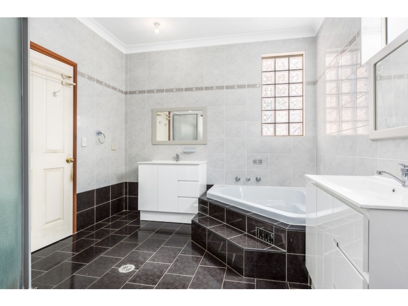 8 Niland Way, Casula NSW 2170