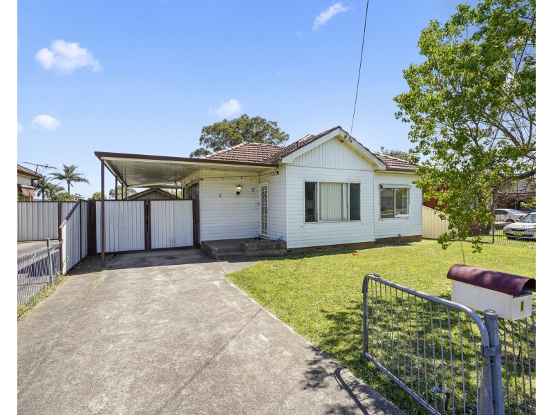 8 Parkland Avenue, Macquarie Fields NSW 2564