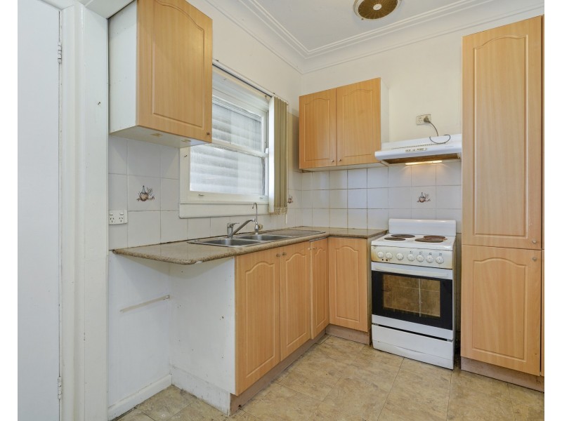 8 Parkland Avenue, Macquarie Fields NSW 2564