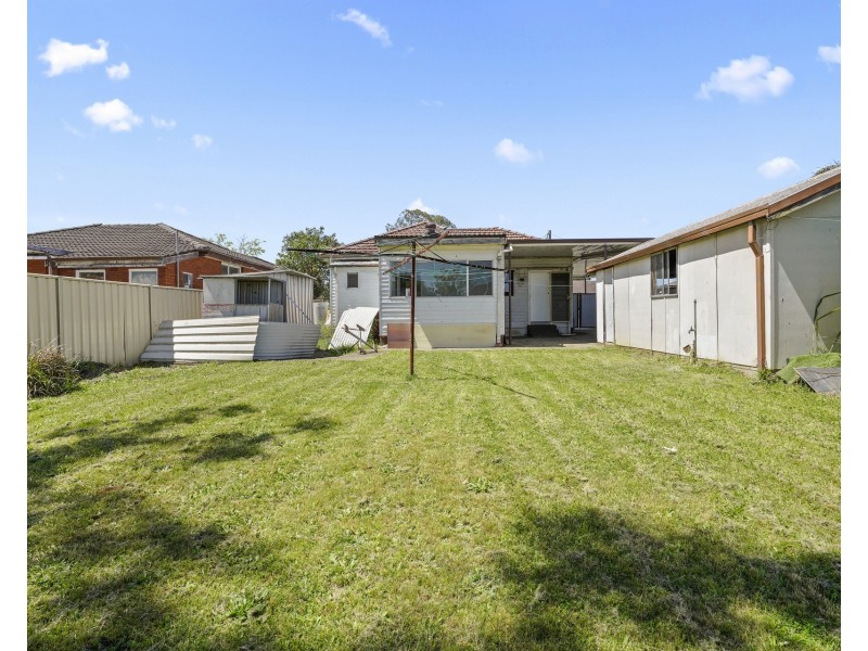 8 Parkland Avenue, Macquarie Fields NSW 2564