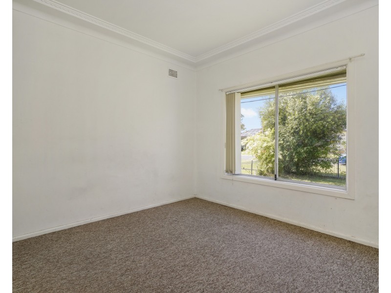 8 Parkland Avenue, Macquarie Fields NSW 2564