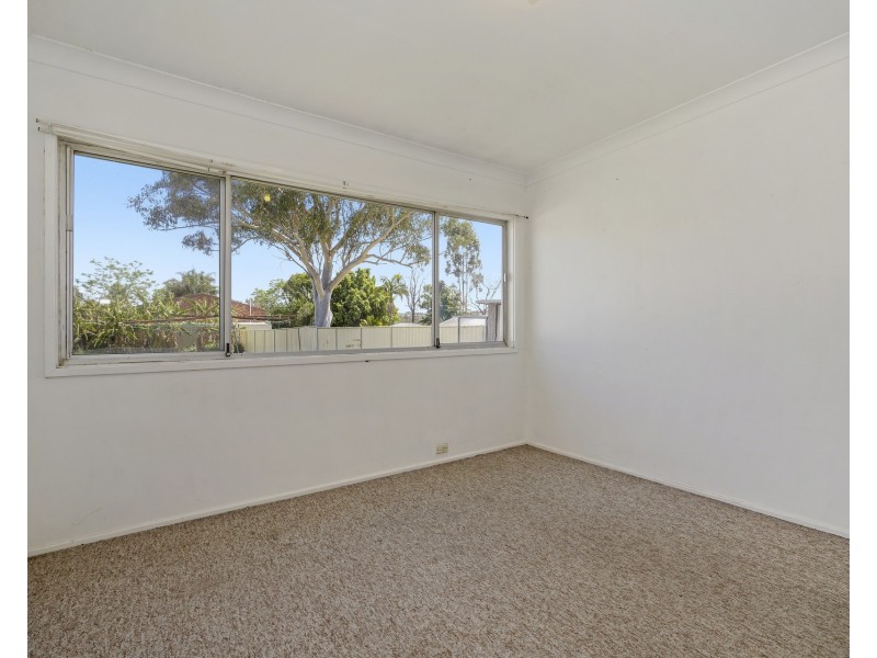 8 Parkland Avenue, Macquarie Fields NSW 2564