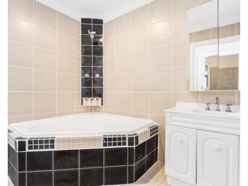 20 Chrysanthemum Avenue, Lurnea NSW 2170