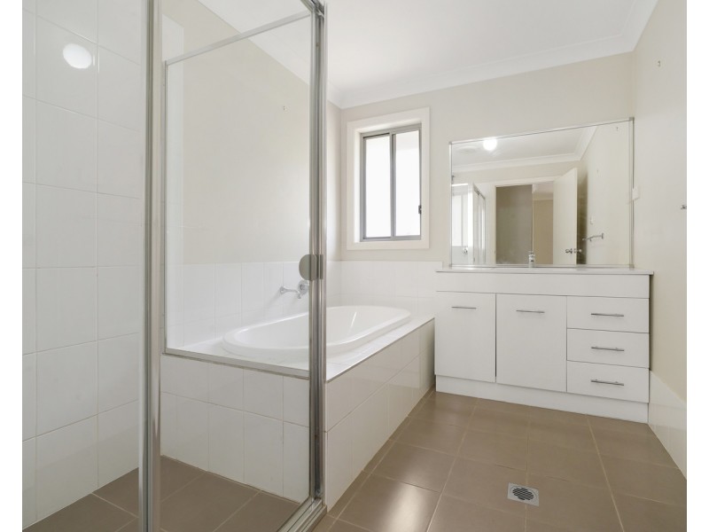 11 Jarvisfield Place, Macquarie Links NSW 2565