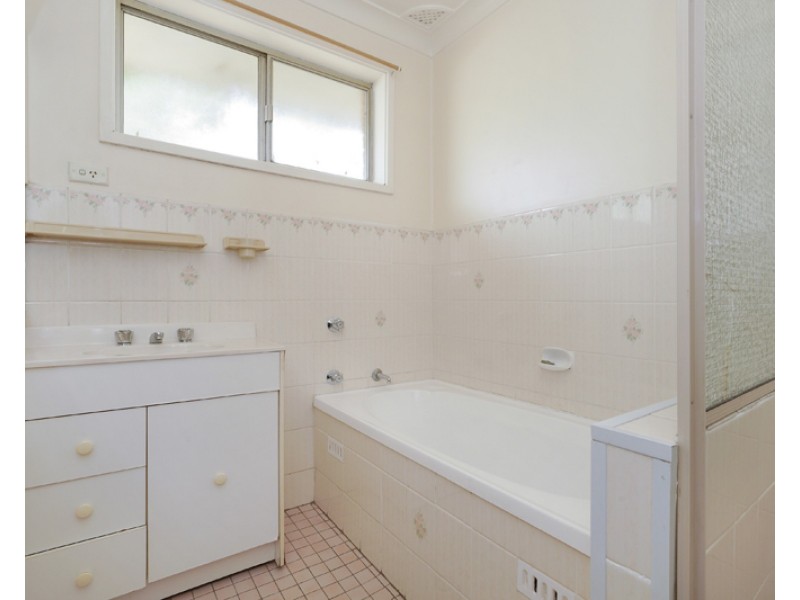 12 Chesham Parade, Glenfield NSW 2167