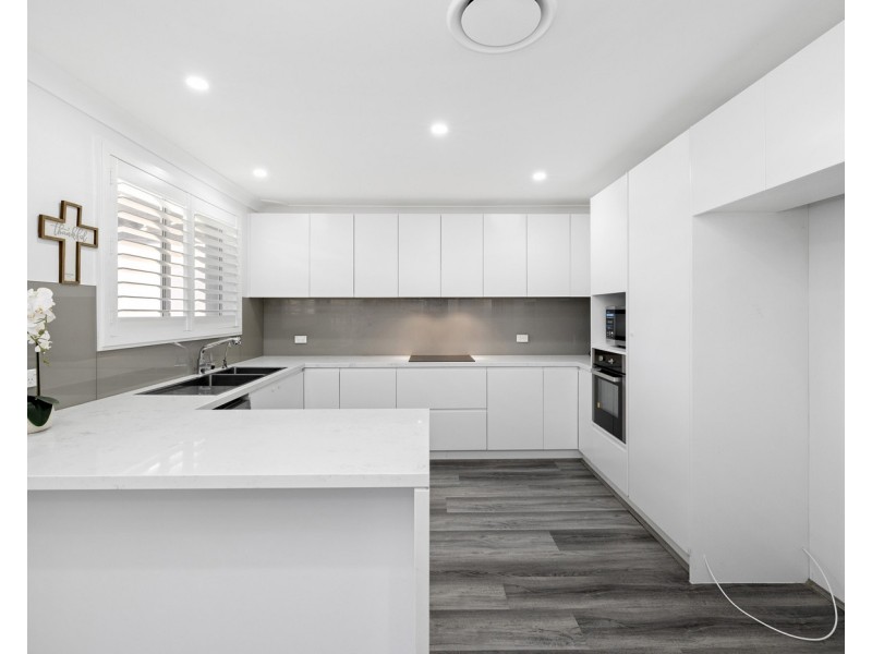 11 Oliveri Crescent, Green Valley NSW 2168