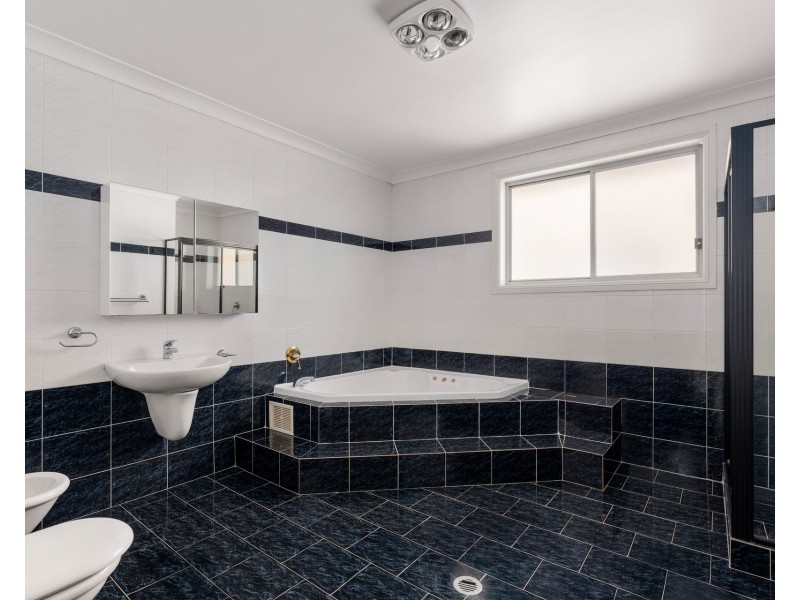 10 Dixon Street, Abbotsbury NSW 2176