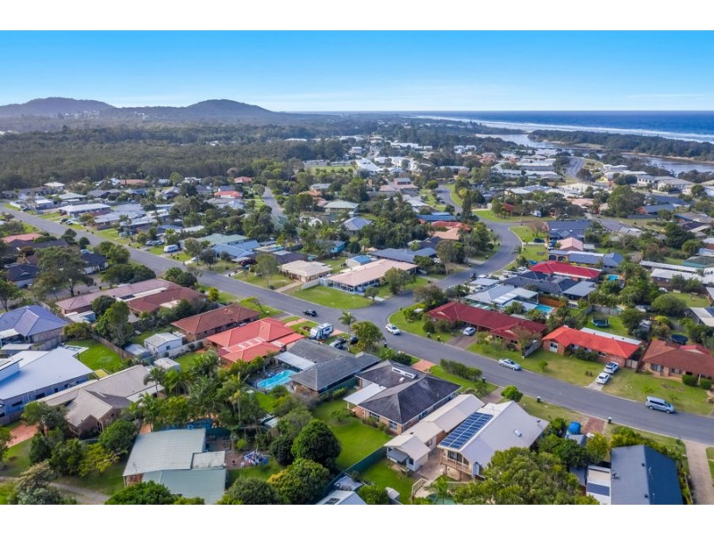 32 Victoria Ave, Pottsville NSW 2489