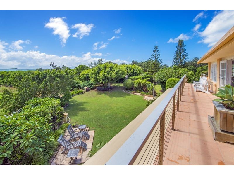 2 Sapphire Crescent, Sapphire Beach NSW 2450