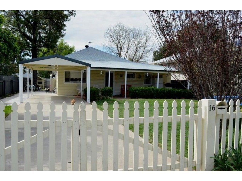 16 Donald Lane, Moree NSW 2400