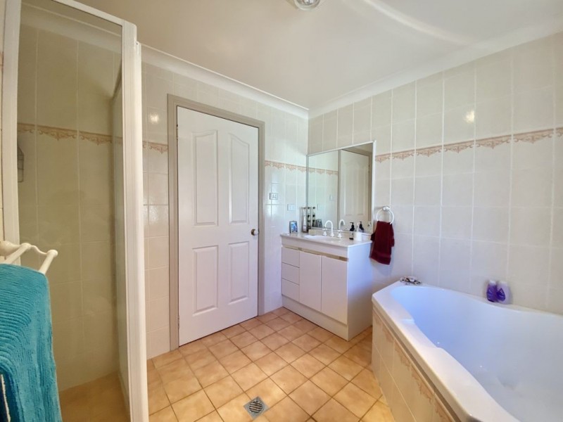 4 BOLWARRA EST, Moree NSW 2400