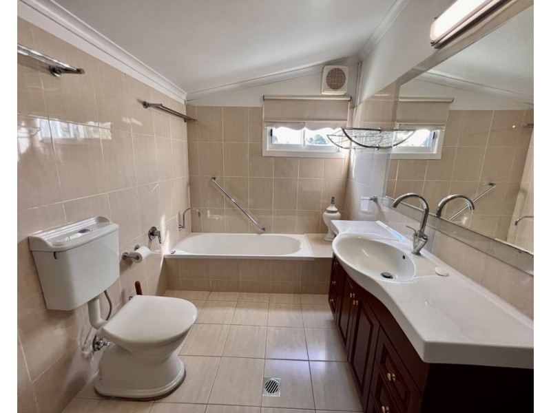 13 Iris Street, Moree NSW 2400