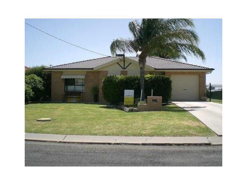 2 Rosewood Close, Moree NSW 2400