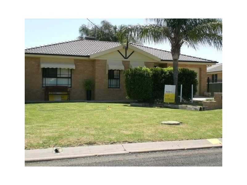 2 Rosewood Close, Moree NSW 2400