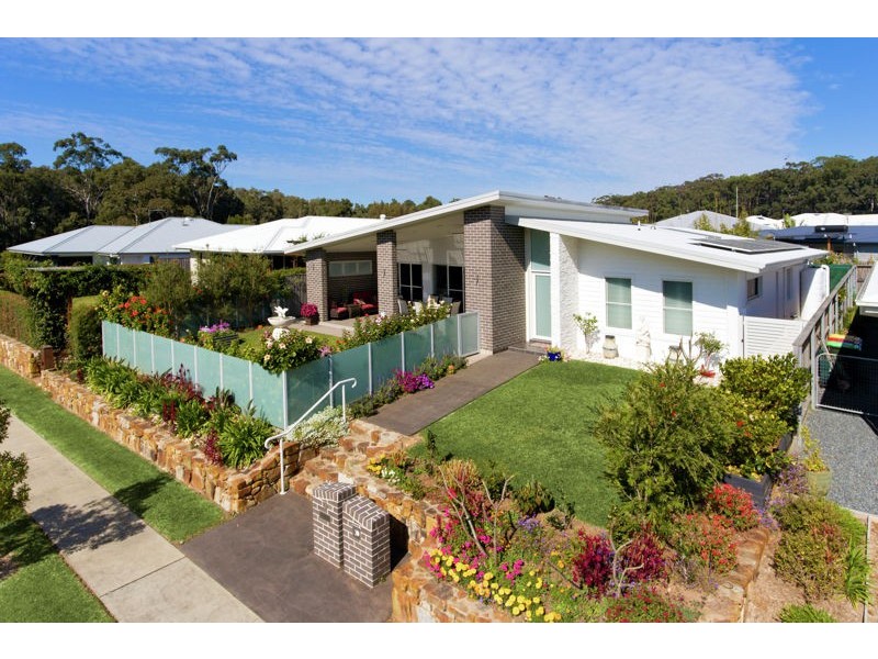 19 Green Bluff Rd, Sapphire Beach NSW 2450