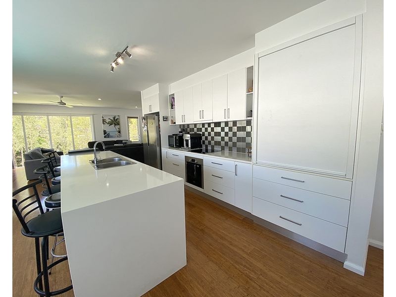 10 Bare Bluff Road, Sapphire Beach NSW 2450