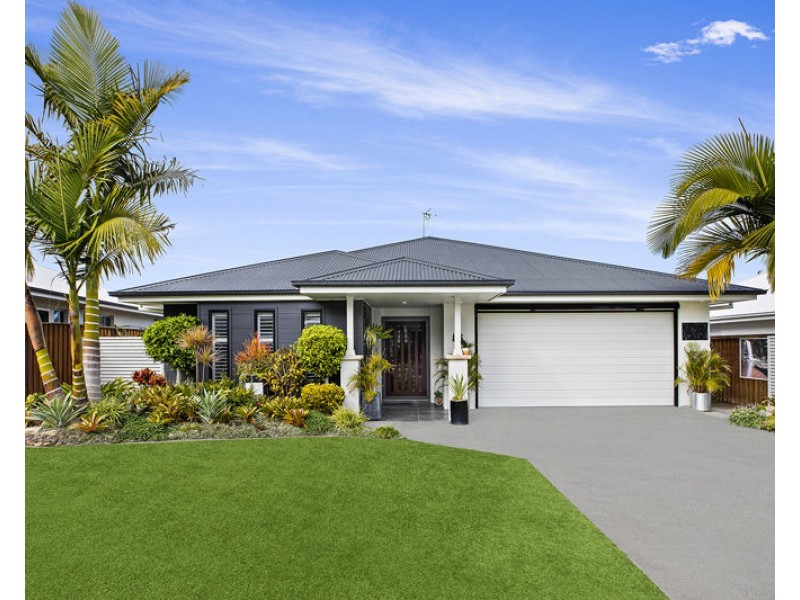 18 Watergum Close, Sapphire Beach NSW 2450