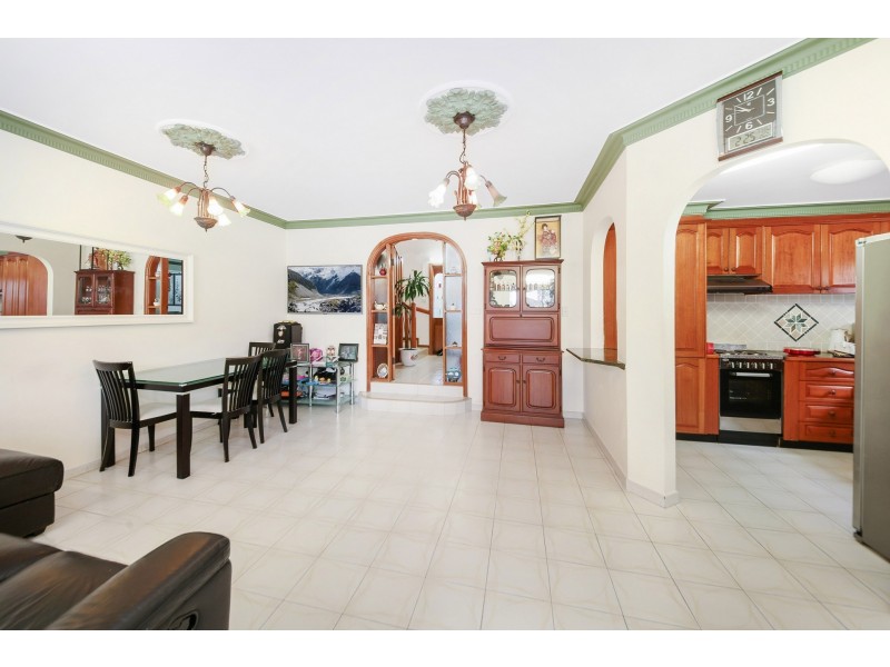 8A Tolmer Street, Bossley Park NSW 2176