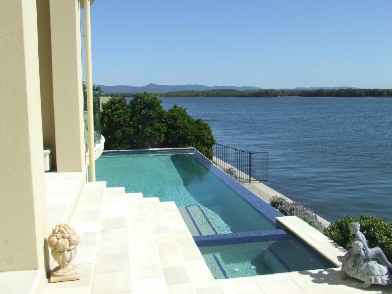 12 Knightsbridge Parade East, Sovereign Islands QLD 4216