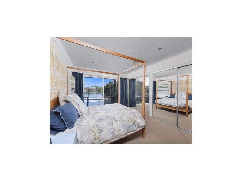 15 Long Island Court, Mermaid Waters QLD 4218