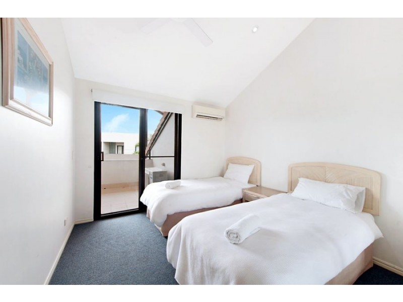 E32/1 Great Hall Drive, Nobby Beach QLD 4218