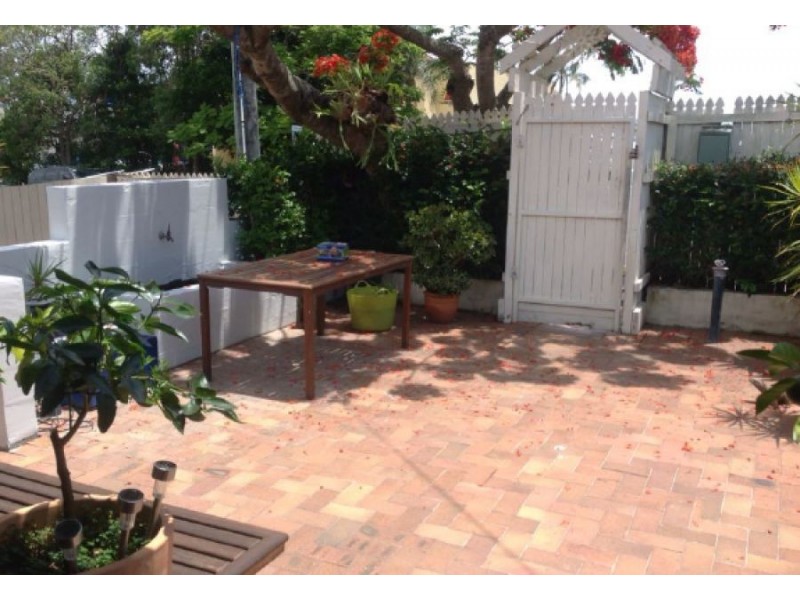 50 Paradise Avenue, Miami QLD 4220