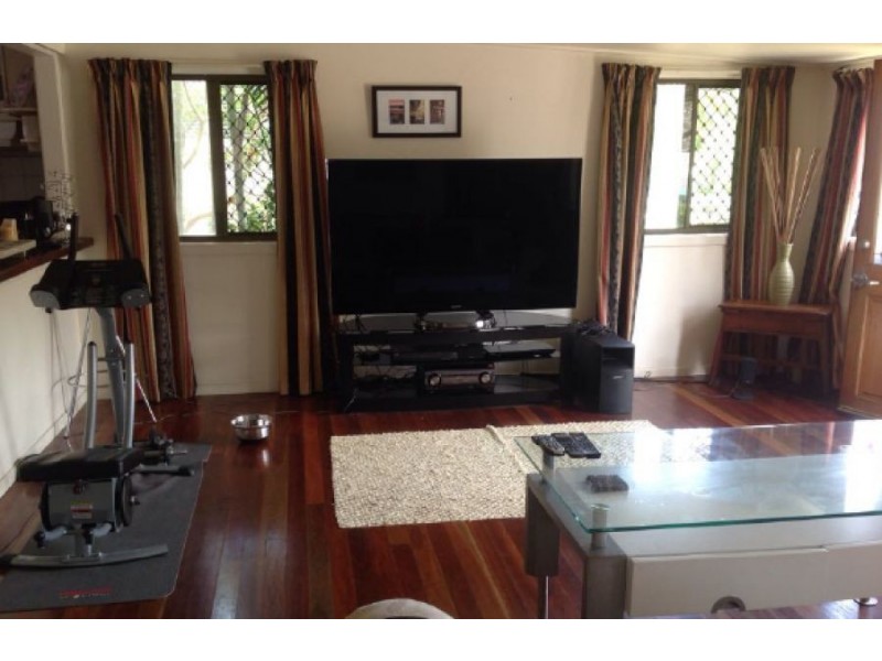 50 Paradise Avenue, Miami QLD 4220