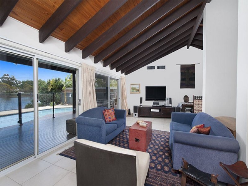 15 Long Island Court, Mermaid Waters QLD 4218