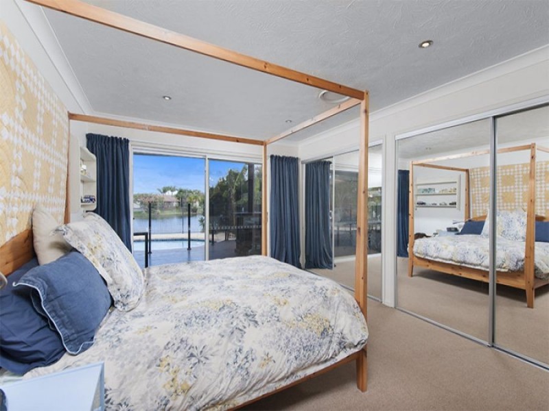 15 Long Island Court, Mermaid Waters QLD 4218