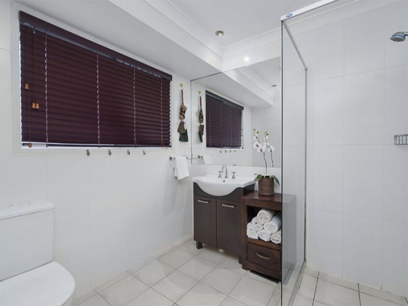 15 Long Island Court, Mermaid Waters QLD 4218