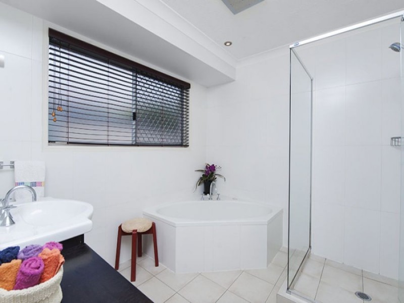 15 Long Island Court, Mermaid Waters QLD 4218