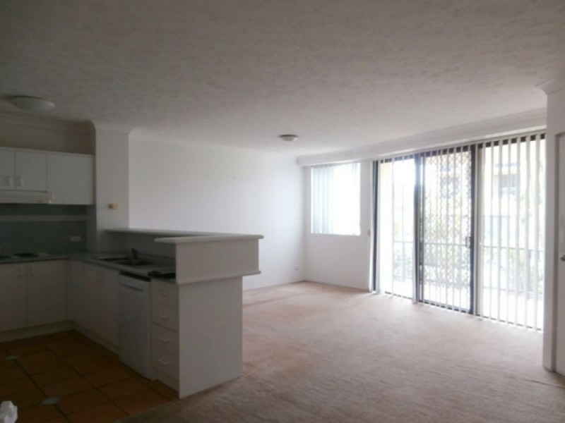 2/2 Fraser Avenue, Miami QLD 4220