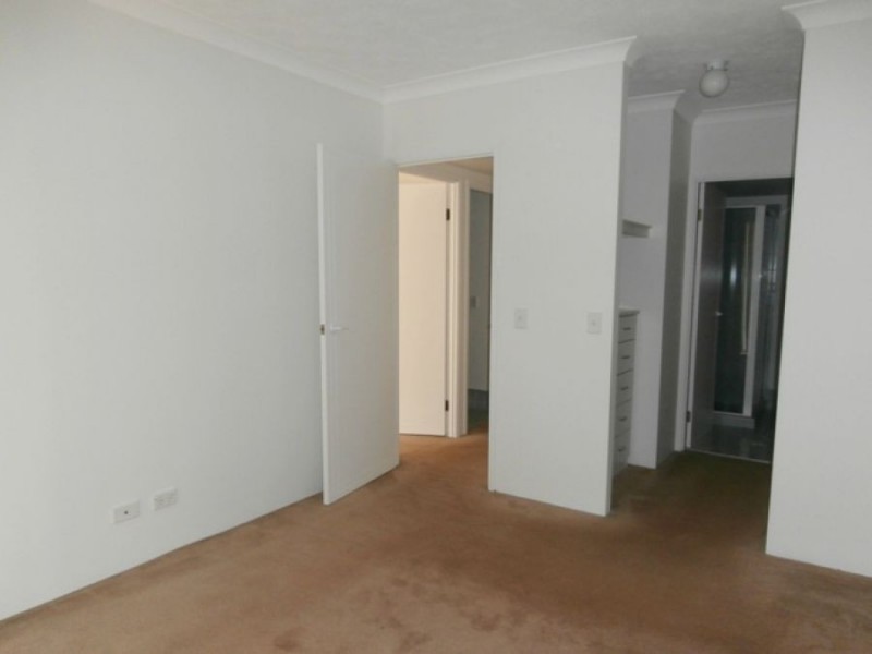 2/2 Fraser Avenue, Miami QLD 4220